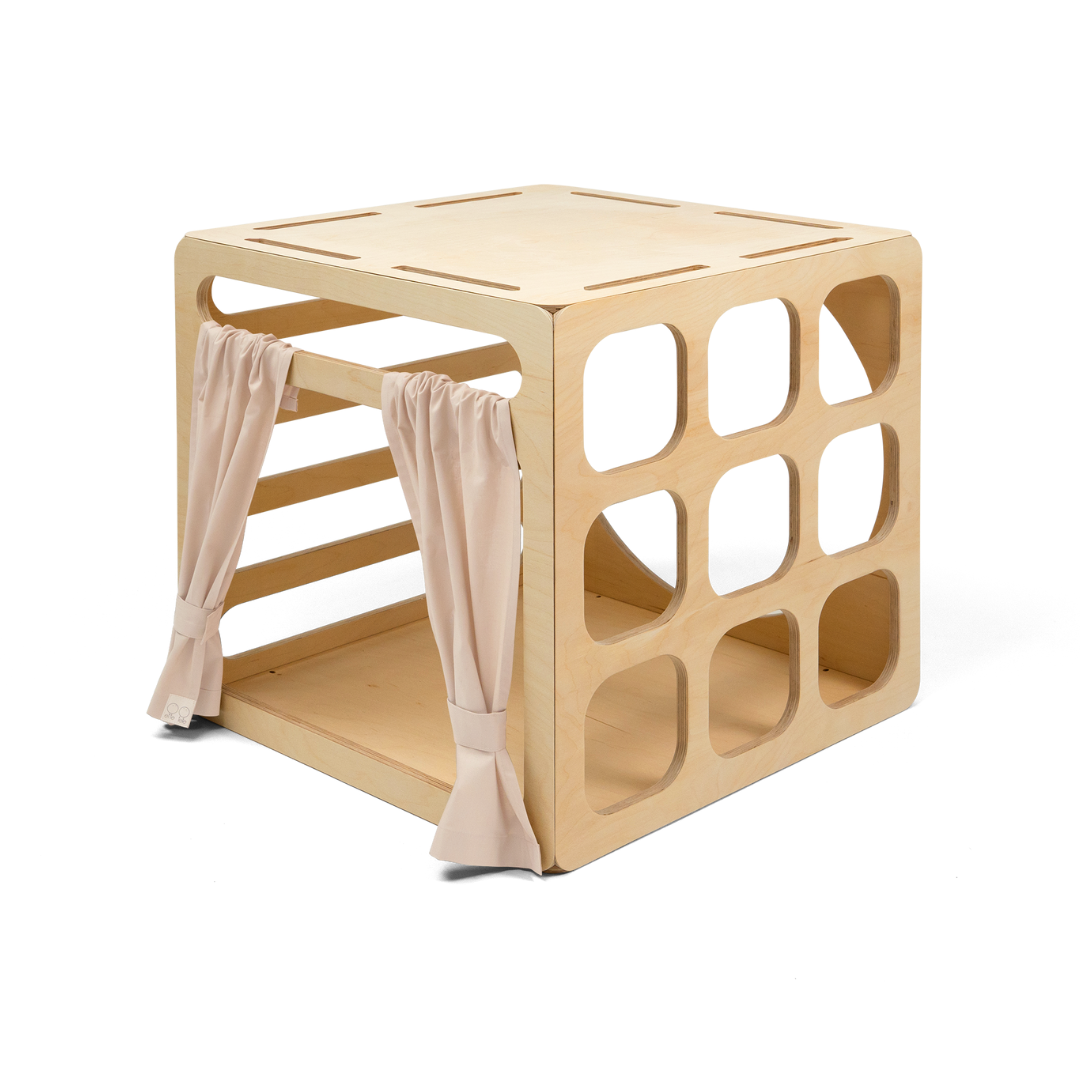 Una casita dentro de un cubo de escalada